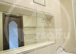 Ремонт ванной 4 кв.м. фото которой вам представлено выполнен на высочайшем профессиональном уровне. Глубокая ниша со встроенным зеркалом имеет чёткие геометрические формы.