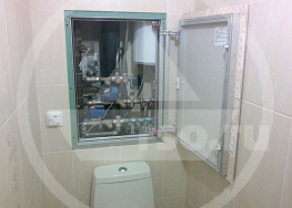 Отделка туалета плиткой фото которого представлено вашему вниманию выполнен в Москве в доме серии П-44. Открытый самонажимной люк техшкафа демонстрирует удобство доступа к вентильной группе.