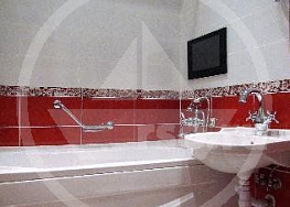 Немногие ванные комнаты могут похвалиться наличием специально предназначенным для эксплуатации во влажной среде Smart-телевизором с пультом дистанционного управления.