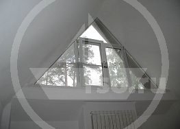 Слуховое окно мансарды венчает лестничный пролёт и обогревается радиатором с расчётным количеством секций.