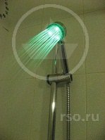 Душевая лейка зелёной подсветкой известит о комфортной температуре воды Душевая лейка зелёной подсветкой известит о комфортной температуре воды