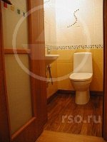 Туалет имеет достаточные габариты для монтажа раковины с гигиеническим душем.