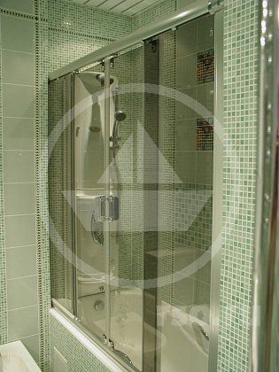 Брызгозащитная четырёхстворчатая шторка на ванной гораздо удобнее своих трёх и двухстворчатых собратьев в использовании.