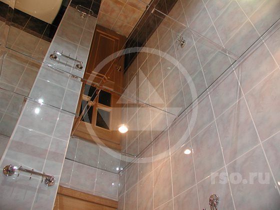 Зеркальный потолок визуализирует помещение как более высокое. Однако, надо отдавать отчёт в том, что в процессе эксплуатации, данный вид потолочного покрытия потребует более тщательного, и самое главное, регулярного ухода, для поддержания безупречного внешнего вида.
