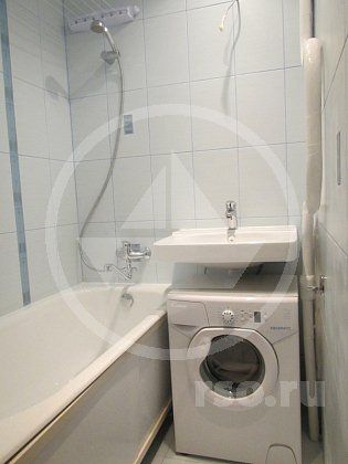 Стиральная машина скромных габаритов, под умывальником располагается в том случае, когда проектируется совсем уж маленькая ванная комната, предназначенная в пользование одним человеком.