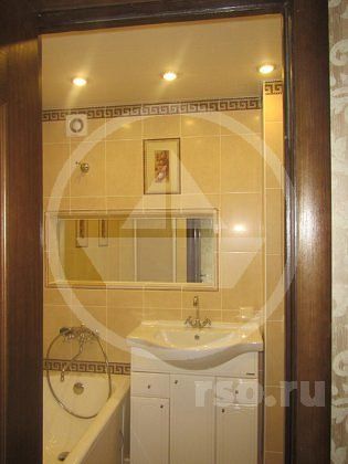 Две линии изящного бордюра в дополнение к нитке обрамления ниши зеркала, да несколько, произвольно раскиданных по стенам декоров - вот и всё, собственно, что составляет и определяет стиль ванной комнаты.