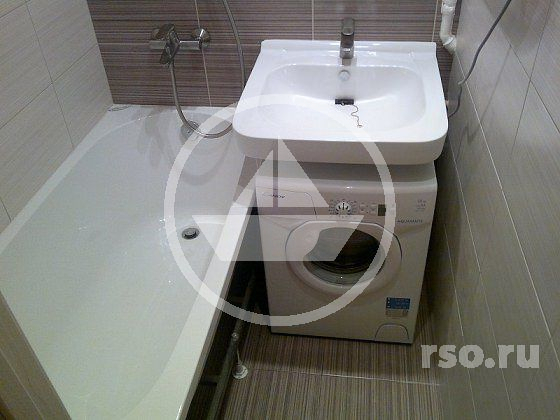 Если ванная комната получилась совсем уж скромных размеров, даже в этом случае вполне возможно, как видите, расположение стиральной машины под раковиной для умывания.
