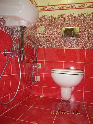 Дизайн туалетной комнаты намеренно выполнен таким ярким, в соответствии с коллекцией керамической плитки из последних поступлений в Строймаркет (Балашиха, Советская, д.37).