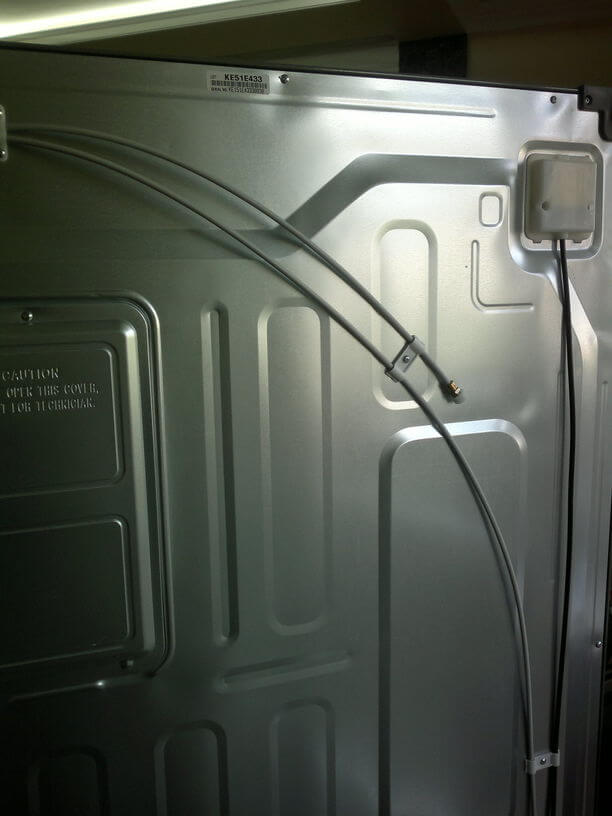 Запуск холодильника с льдогенератором и прочие сложные работы к которым относится подключение бытовых электроприборов зачастую выполняются двумя разнопрофильными специалистами – сантехником и электриком.