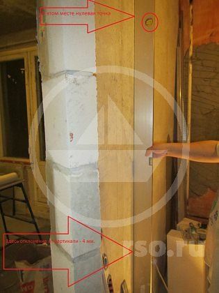 Верхняя стрелка уровня указывает на нулевую точку, а нижняя определяет вертикальное отклонение плоскости стены в 4 мм. оштукатуренной предыдущей бригадой. Верхняя стрелка уровня указывает на нулевую точку, а нижняя определяет вертикальное отклонение плоскости стены в 4 мм. оштукатуренной предыдущей бригадой.