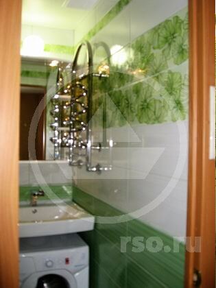 Дизайн ванной в Балашихе вписывает в тесное помещение стиральную машину без уменьшения площади.
