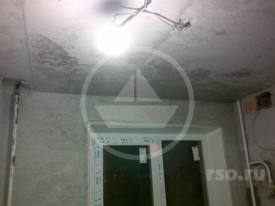 Потолок в кухне надлежащим образом подготовлен к финишной отделке.