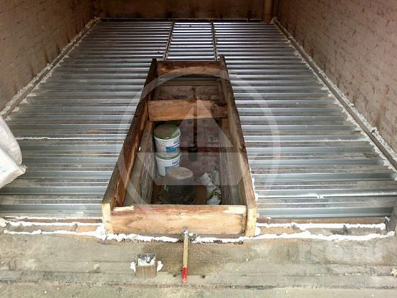 Перед заливкой бетона уложенные сегменты профлиста герметизируются. Это исключает пролив на термоизоляционную подушку из керамзита.