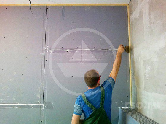 Финишной операцией, завершающей монтаж ЗИПС является расшивка стыков Гипрок Аку-Лайн (Aku-Line) и заполнение швов виброизоляционным герметиком для придания собранным элементам надлежащих шумоизоляционных характеристик. Затем, выступающую часть уплотнительной ленты следует обрезать. Финишной операцией, завершающей монтаж ЗИПС является расшивка стыков Гипрок Аку-Лайн (Aku-Line) и заполнение швов виброизоляционным герметиком для придания собранным элементам надлежащих шумоизоляционных характеристик. Затем, выступающую часть уплотнительной ленты следует обрезать.