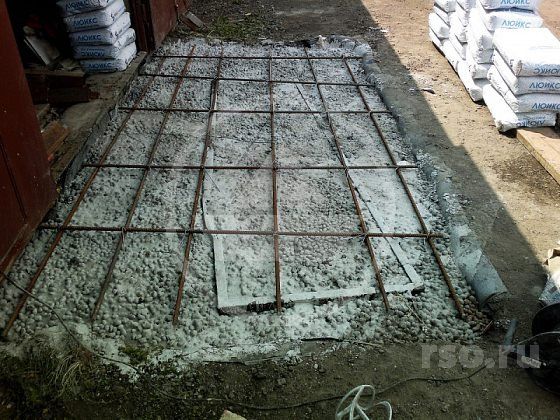 Многослойная заливка бетона с предварительным армированием каждого слоя на заранее сделанную гидроизоляцию почвы обеспечит превосходный результат по прочности.