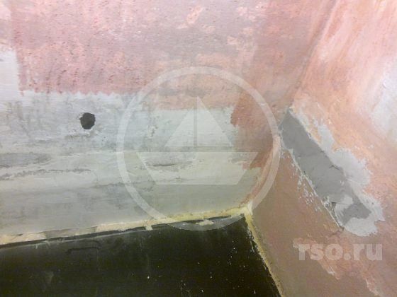 Потолочные бетонные плиты имеют несколько отверстий разного диаметра вскрывающих внутренние полости. Эти дефекты подлежат устранению с нашей стороны.