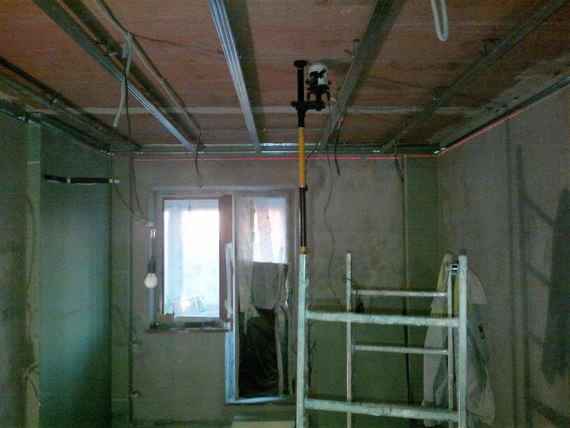 При монтаже подвесного потолка из гипсокартона укладка кабеля в квартире производится с использованием гофротрубы закреплённой к потолочным межэтажным перекрытиям специальными зажимами.