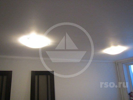 В длинной и широкой комнате комфортное освещение достигается путём монтажа двух потолочных светильников одинаковой интенсивности.