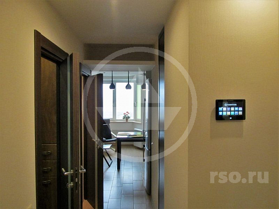 Цифровой домофон TANTOS NEO Slim, с сенсорным цветным экраном, выполненном в привычном интерфейсе смартфона, работает в двумя выносными видеокамерами (как правило перед входной дверью и на площадке) и двумя вызывными панелями.