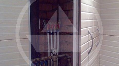 Качество монтажа ревизионного люка наглядно видно при его открывании. Ни цепляться, ни задевать за внутренние габариты он не должен.