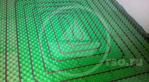 Уложенный на специальные пенопластовые маты тёплый пол REHAU равномерно распределяет тепло под всей поверхностью напольного покрытия кухни. Фиксирующие выступы теплоизоляционных матов ровными рядами и плавными скруглениями распределяют трубу 16*2,2 мм. RAUTITAN pink (RAUPINK).