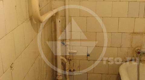 Полотенцесушитель в ванной комнате, вместе со стояком, пришлось срезать и перенести в межстенное пространство.