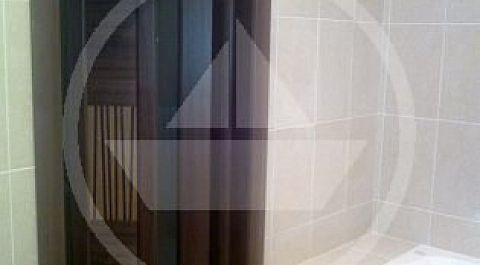 Если габариты ванной комнаты превосходят размер ванны незначительно, наши рекомендации сводятся к монтажу горизонтальной полки в хвосте ванны.