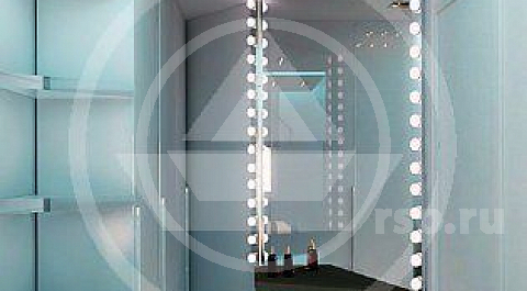 Большое зеркало в спальне, лишний раз подчёркивая английский стиль в интерьере квартиры, обрамлено рядами боковых ламп, относящих к театральной гримёрке, месту, где безупречность внешнего вида видна как на ладони. Остаётся только добавить безукоризненность внутреннего содержания и портрет лондонского денди сформирован.