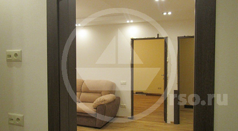 Широкий проём в гостиную усилен стальной арматурой и обрамлён деревом в цвет дверных полотен.