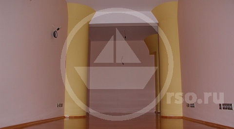 Укладка паркета под ключ включает в себя выбор способа монтажа, подготовку основания. Затем следует настил сегментированной фанеры со шлифовкой и сборка паркетных плашек с подгонкой. Далее ряд последовательных шлифовальных операций, установку плинтусов и многократное, не менее 2 раз, покрытие лаком.