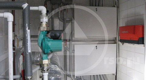 Монтируя автономное отопление загородного дома необходимо учитывать, что все элементы распределительного узла должны иметь чёткие указатели направления движения жидкости и функциональной принадлежности каждой трубы и агрегата.