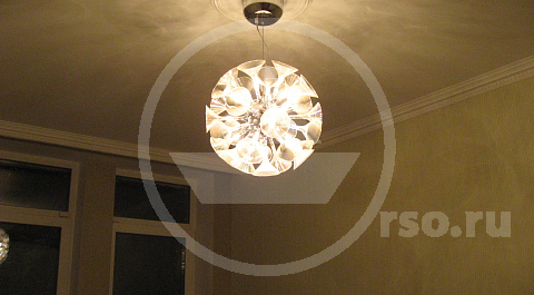 Моно-светильник большой комнаты, какой бы красивый он не был, не в состоянии равномерно осветить всю площадь. Для этого используются вспомогательные, боковые  и напольные бра.