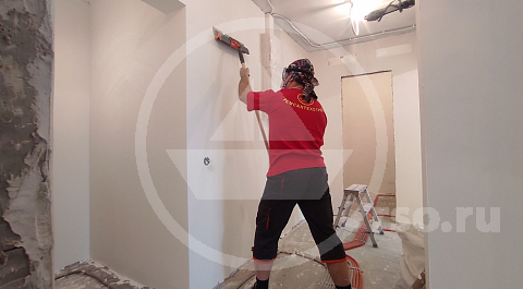 Профессиональная высококачественная по классу Q4 финишная шпатлёвка плоскости стены специнструментом.