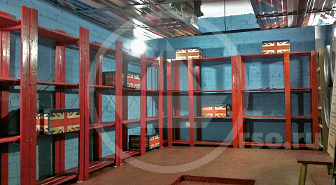 Гараж в английском стиле создан под определённую марку британских автомобилей время от времени, сменяя друг друга, въезжающих в широкие ворота.