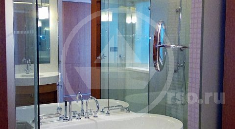 В оформлении интерьера ванной комнаты широко использованы такие материалы как натуральное дерево, мрамор, стекло и хром.