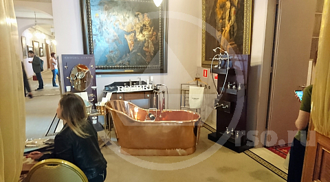 Вы&nbsp;не&nbsp;поверите, но&nbsp;вполне приличные люди, в&nbsp;дорогой и&nbsp;модной одежде, влезали внутрь ванной, наверное, чтобы почувствовать себя счастливыми обладателями этого сокровища.