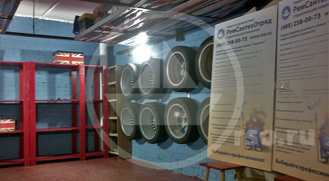 Настенная система подвески колёс в сборе обеспечивает отсутствие нагрузки на резину, а значит и правильные условия хранения, что критически важно для премиального сегмента этих элементов авто.