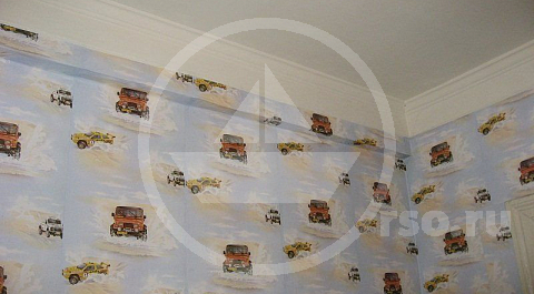 Потолочный ригель в детской комнате значительно выступает над поверхностью стены из тонкой сухой штукатурки.