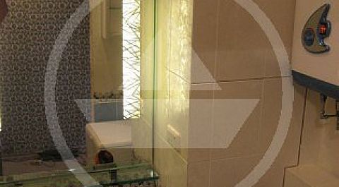 Зеркало, фронтальной подсветкой, выделяет блок управления системы контроля протечки Нептун на боковой стенке технического шкафа с коммуникациями.