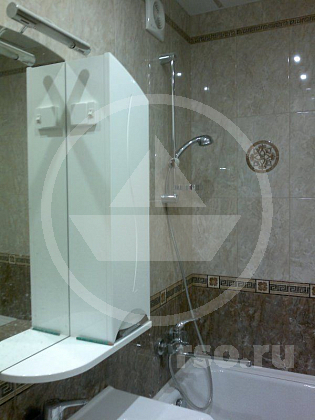 Мощная галогеновая лампа фронтального освещения настенного зеркала в ванной, поможет рассмотреть мельчайшие детали для идеального бритья и макияжа.