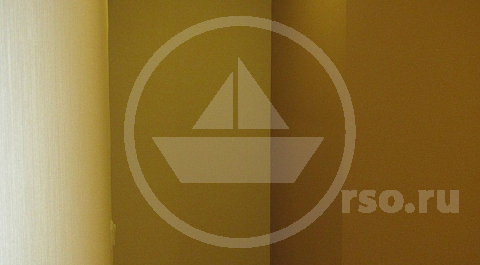 Угловая гардеробная, в данном, случае удобнее своих прямоугольных аналогов, так как расширяет проход к выходу из спальни.