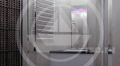 Размещение ванной комнаты в угловом сегменте планировки нисколько не умаляет английский дизайн интерьера, которому присущи соответствующая строгость форм, бесконечное внимание к многочисленным мелким деталям особенно в местах сопряжения различных по форме и свойствам отделочным материалам, украшающим проект.