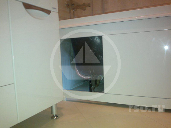 Раздвижной экран из МДФ под ванну можно рассматривать как альтернативу стационарному, обложенному плиткой.