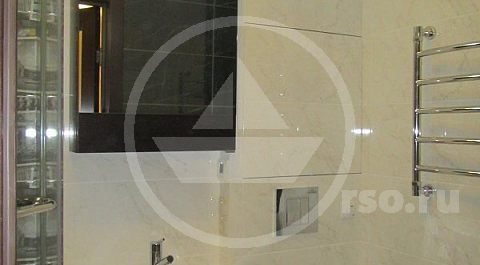 Под зеркалом размещён программируемый контроллер тёплого пола.