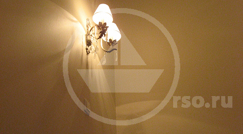 Настенный  рожковый светильник обустроен собственным выключателем и используется по необходимости.