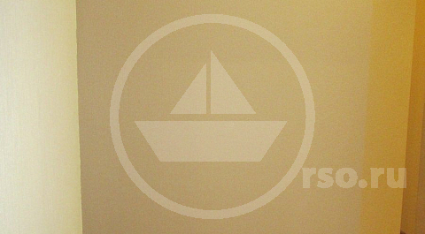 Гардеробная комната оснащена вентиляционными отверстиями, забранными решётками, для свободной циркуляции воздуха и проветривания.