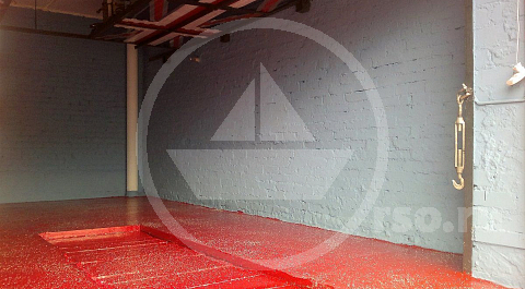 Рельефная структура близко расположенных стен напоминает тесноту лондонских переулков в более яркой окраске, чем тусклый городской оригинал.