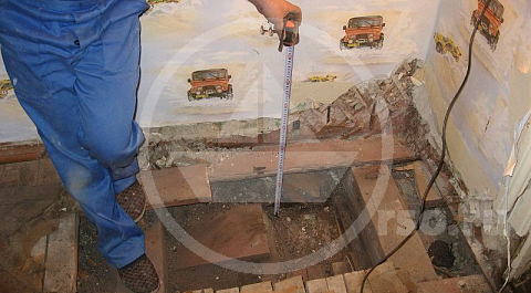 Вскрытие напольного покрытия показало в каком состоянии находятся балки межэтажного перекрытия, которые были частично заменены и пропитаны антиплесневым и противопожарным составами.