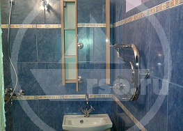 Косметическая отделка ванной в кирпичном доме может быть довольно сложной и насыщенной, включающей в себя сантехнические, электротехнические, штукатурные, плиточные, малярные и столярные работы.
