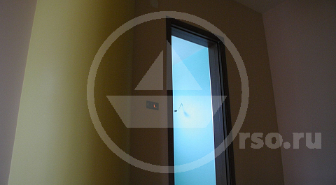 Покрыть пол паркетом сложная инженерная задача, которая под силу только опытным и зарекомендовавшим себя безупречной работой мастерам и стоимость её соответствует требуемой квалификации, и поставленной задаче.